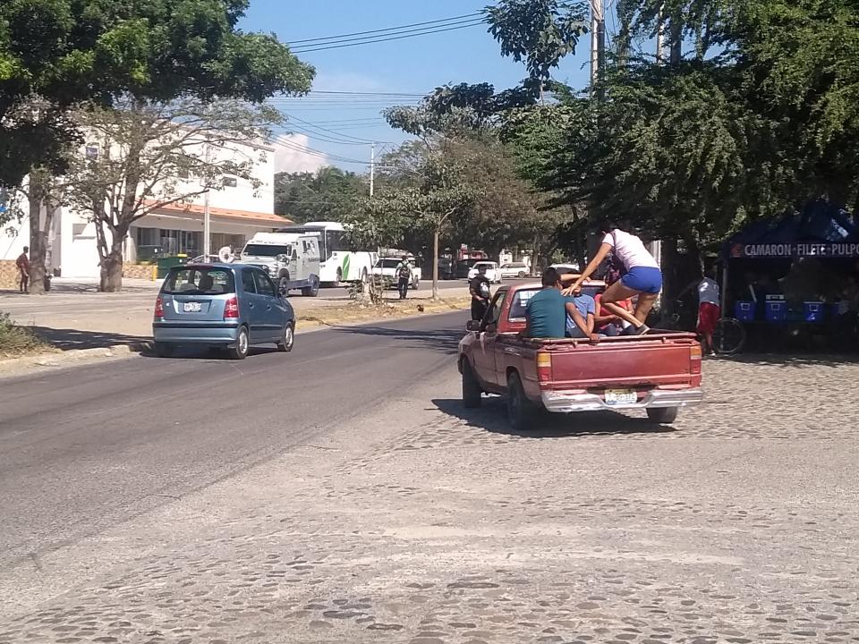 14y15Bahía (9) Es Peligroso cruzar la Carretera 544 en Ixtapa