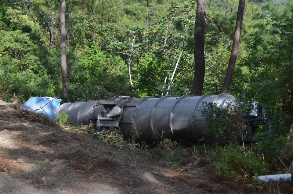 28y29Sucesos (4) Se vuelca pipa cargada de gasolina en Cabo Corrientes