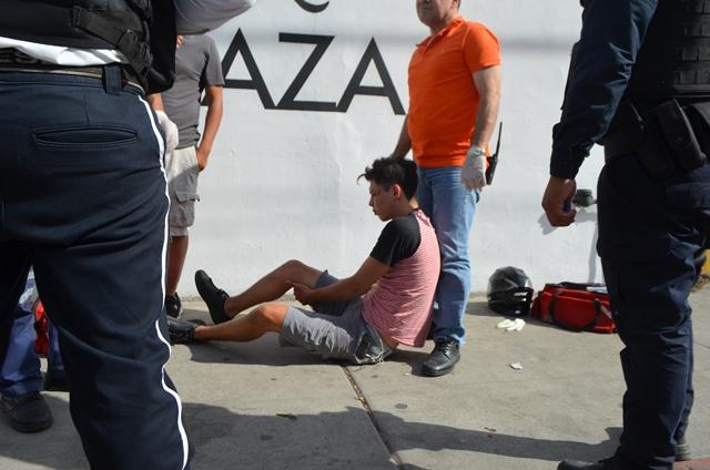 30y31Sucesos (14) Repartidor herido al chocar con su moto