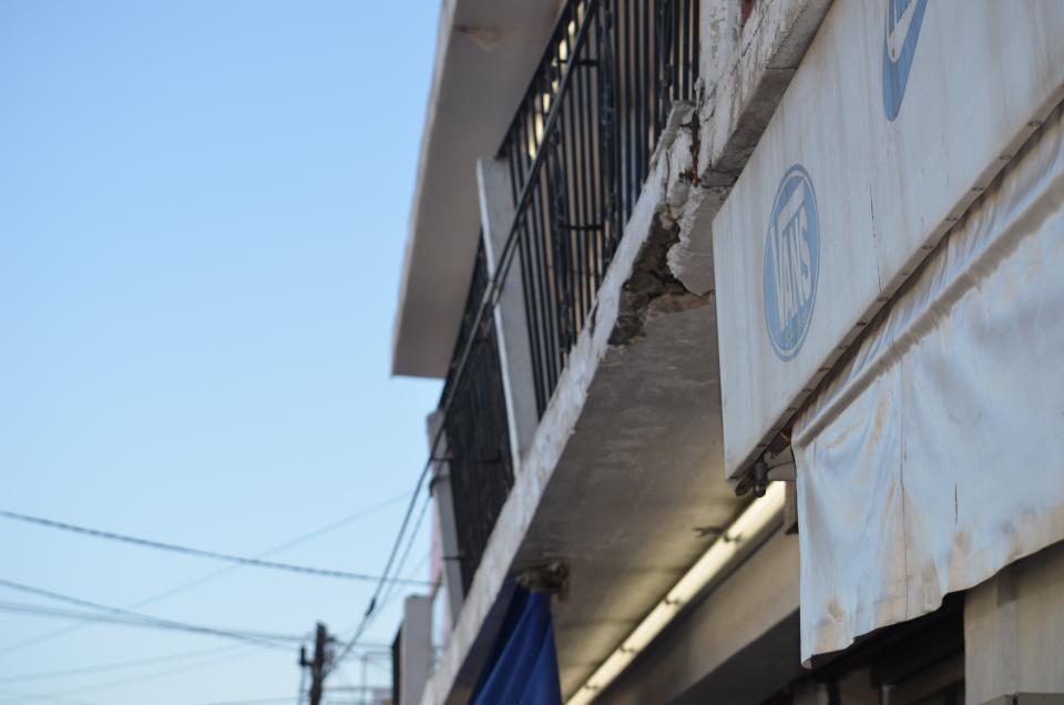 30y31Sucesos (5) Cierran farmacia por el desplome de marquesina
