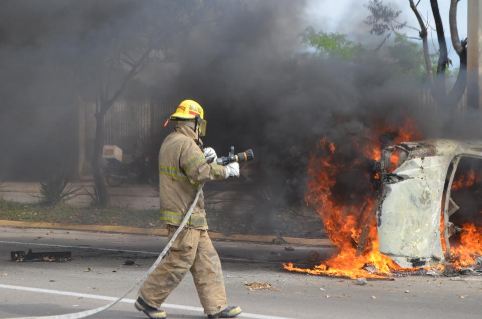 30y31Sucesos (7) Volcó y se incendió Chevy Monza