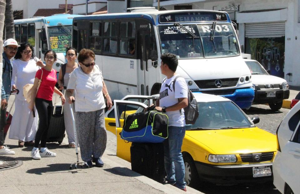 03Bahía ENTREGA DE 300 PLACAS… Acusan taxistas de influencias e injusticias