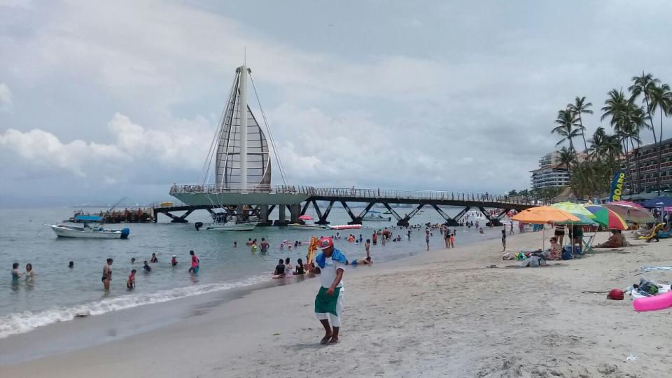 04y05Bahía (5) Más cerca los trabajos de mantenimiento del Muelle de Los Muertos