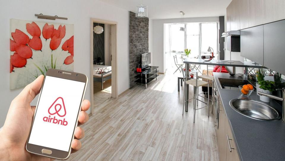 06Opinión Pensamientos dichos… en voz alta El encandilamiento de Puerto Vallarta por los Focos rojos encendidos en Cancún; una más de Airbnb