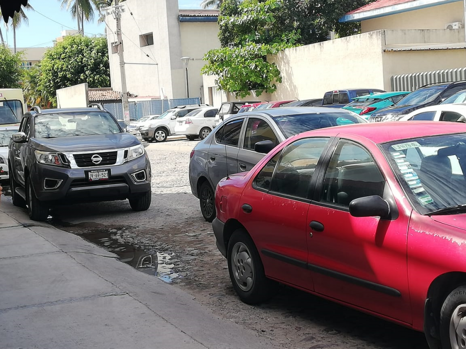 06bahia (1) Caos en Palmar de Aramara, se estacionan en doble fila y línea amarilla