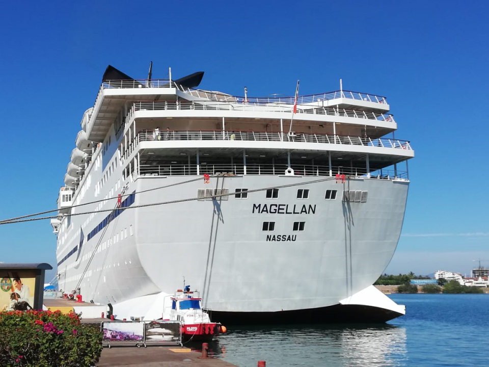 10y11Bahía (5) Dan bienvenida al crucero Magellan
