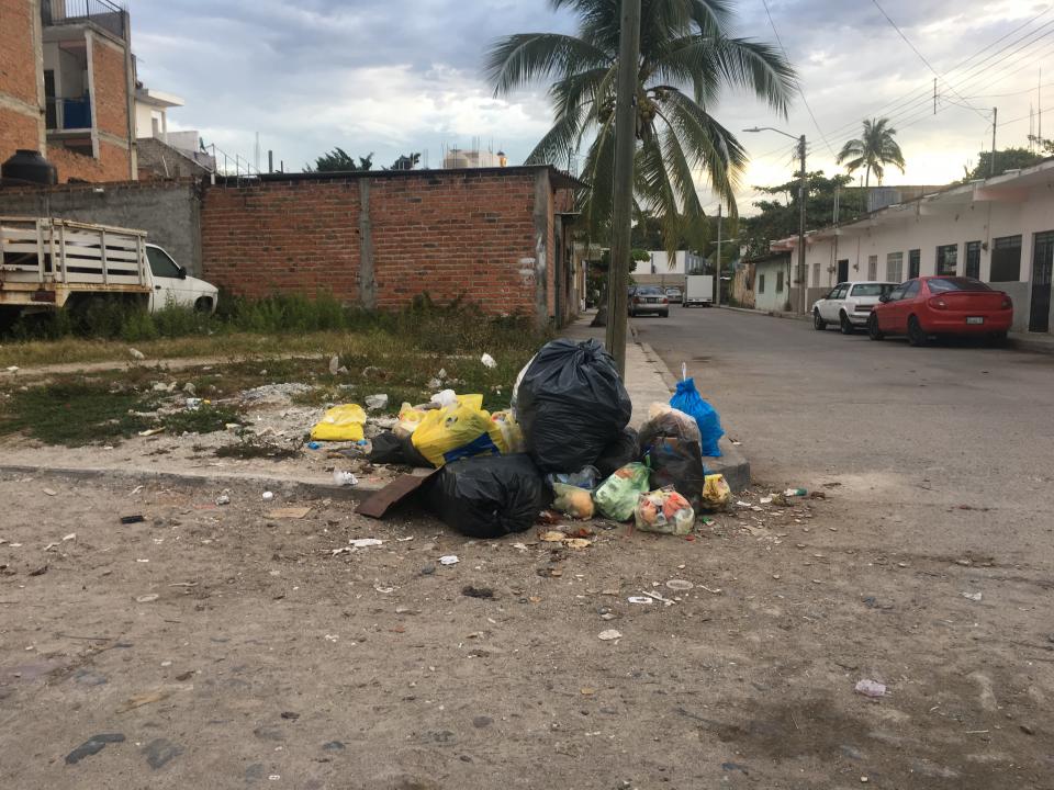 11bahia (4) Da la basura acumulada un mal aspecto en la colonia Educación