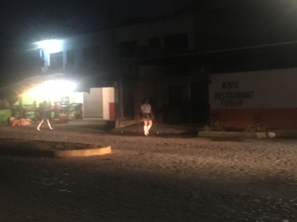 12y13Bahía (3) En riesgo, estudiantes en Avenida Universo