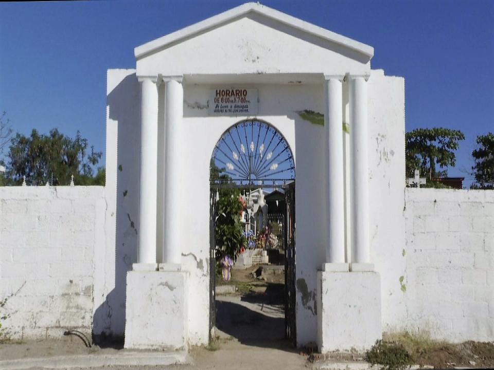 12y13Bahía (6) Reportan falta luminarias cerca del panteón de San José