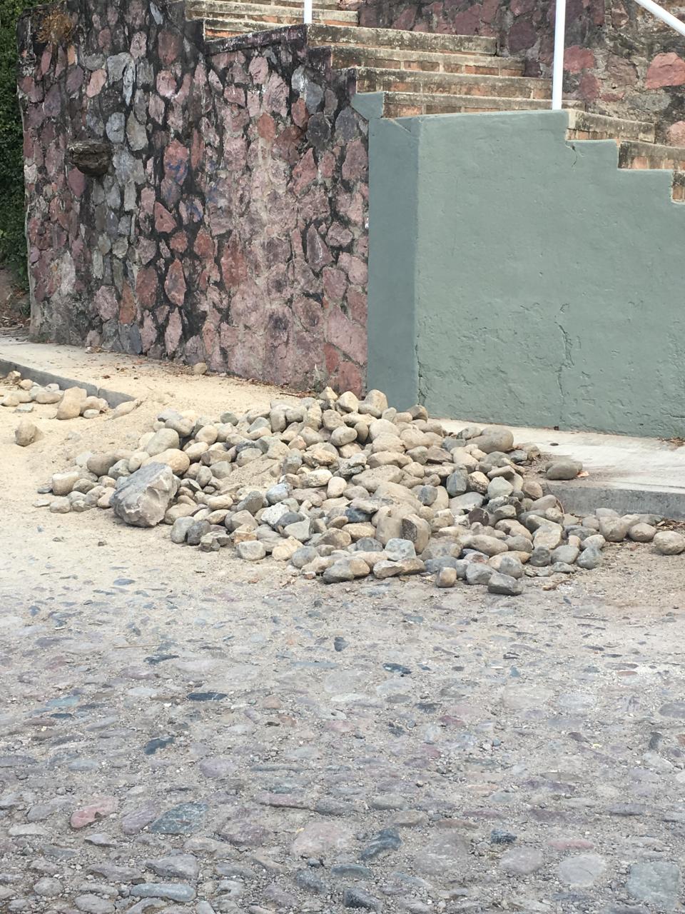 14bahia (1) En las colonias el Caloso y las Arboledas Solucionan problemas de empedrados dañados