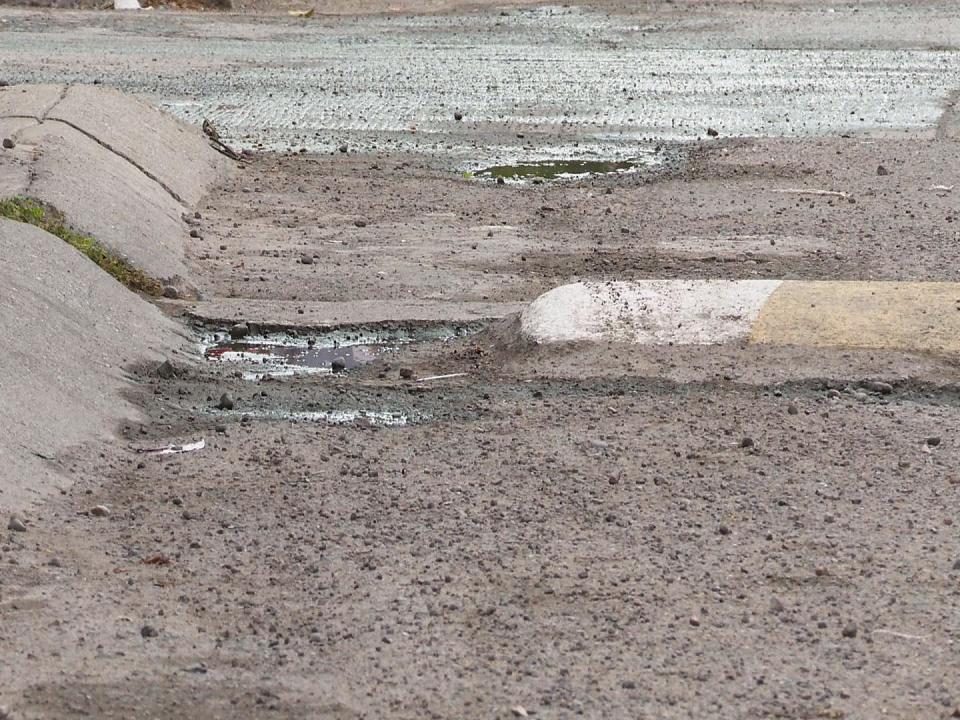 14y15Bahía (5) Reportan maaaaaaaaas calles llenas de baches