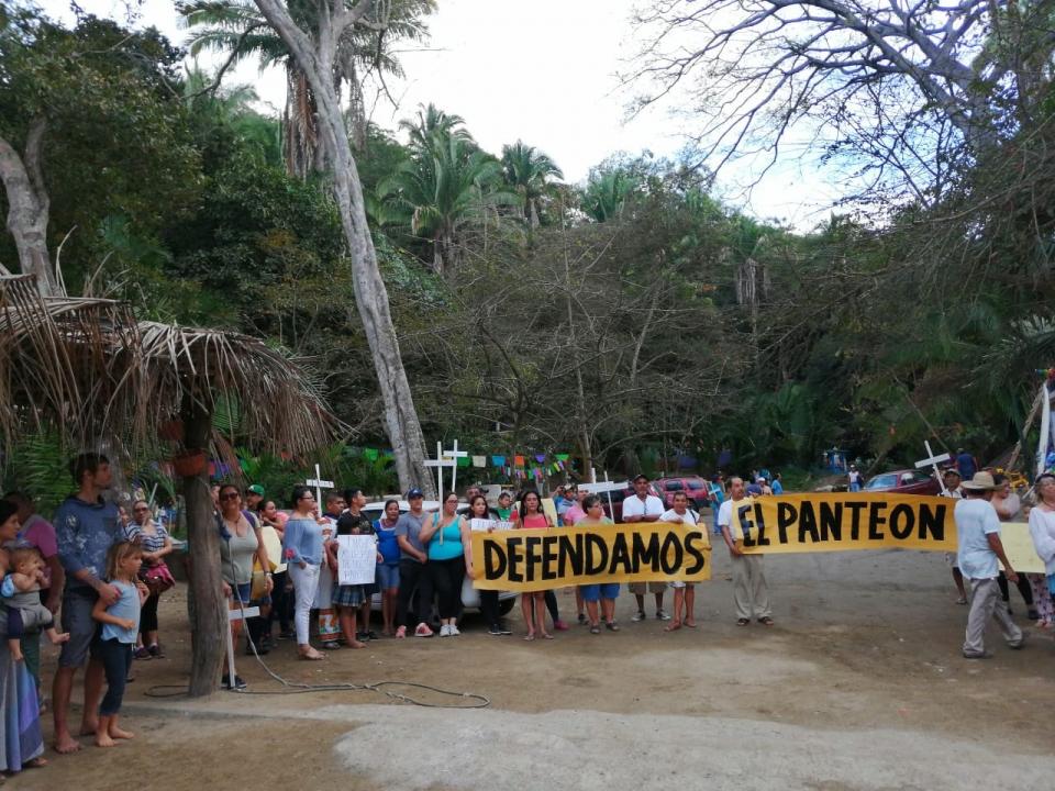 16Bahía (3) Se manifiestan en Sayulita en defensa del panteón