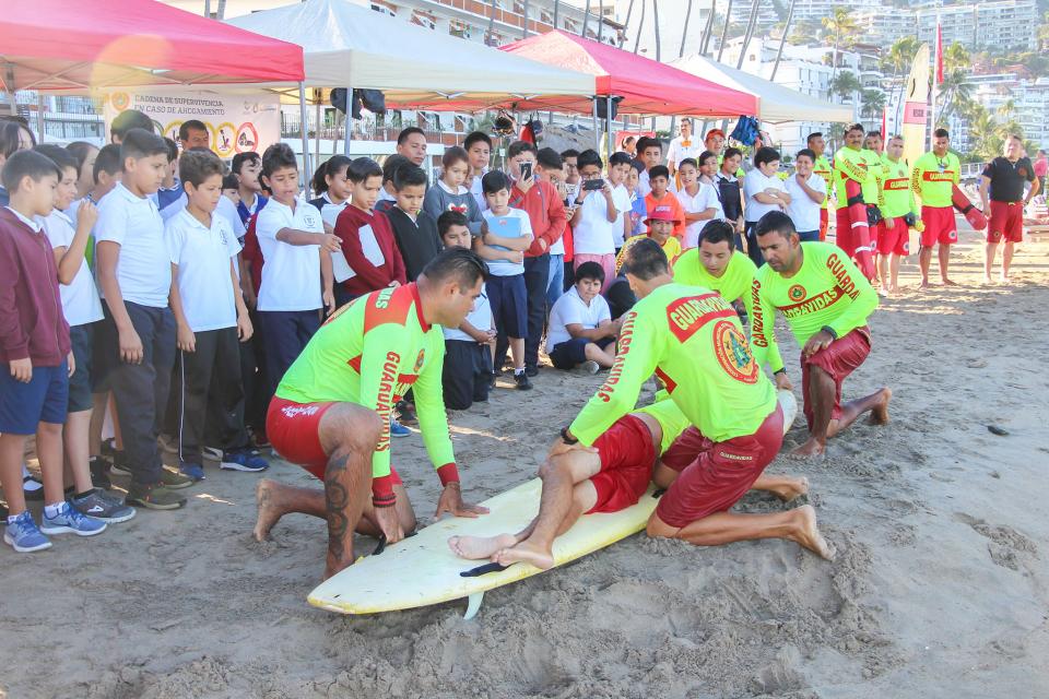 16Bahía02 Reconoce alcalde labor de Guardavidas vallartenses