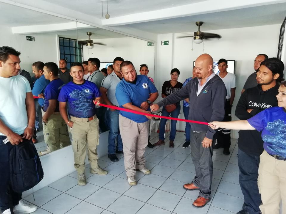 dav Surge escuela de paramédicos para beneficio de la región