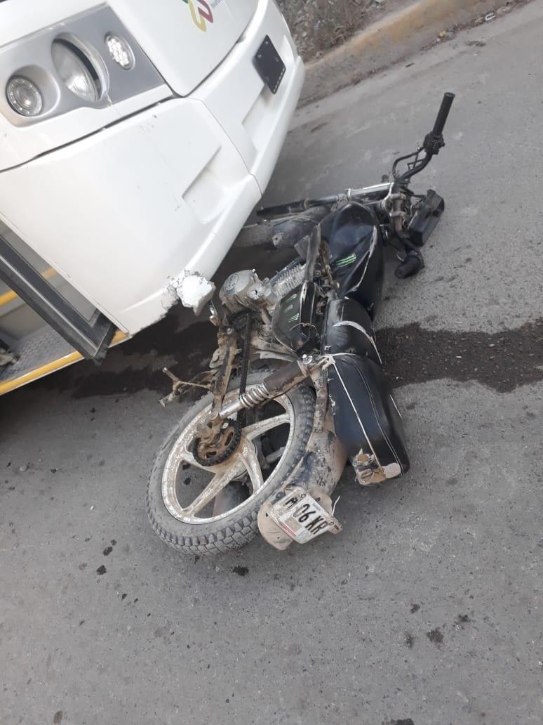 30y31Sucesos (9) Motociclista herido al chocar con camión