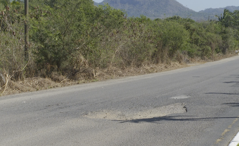 14y15Bahía (2) Baches en plena zona turística