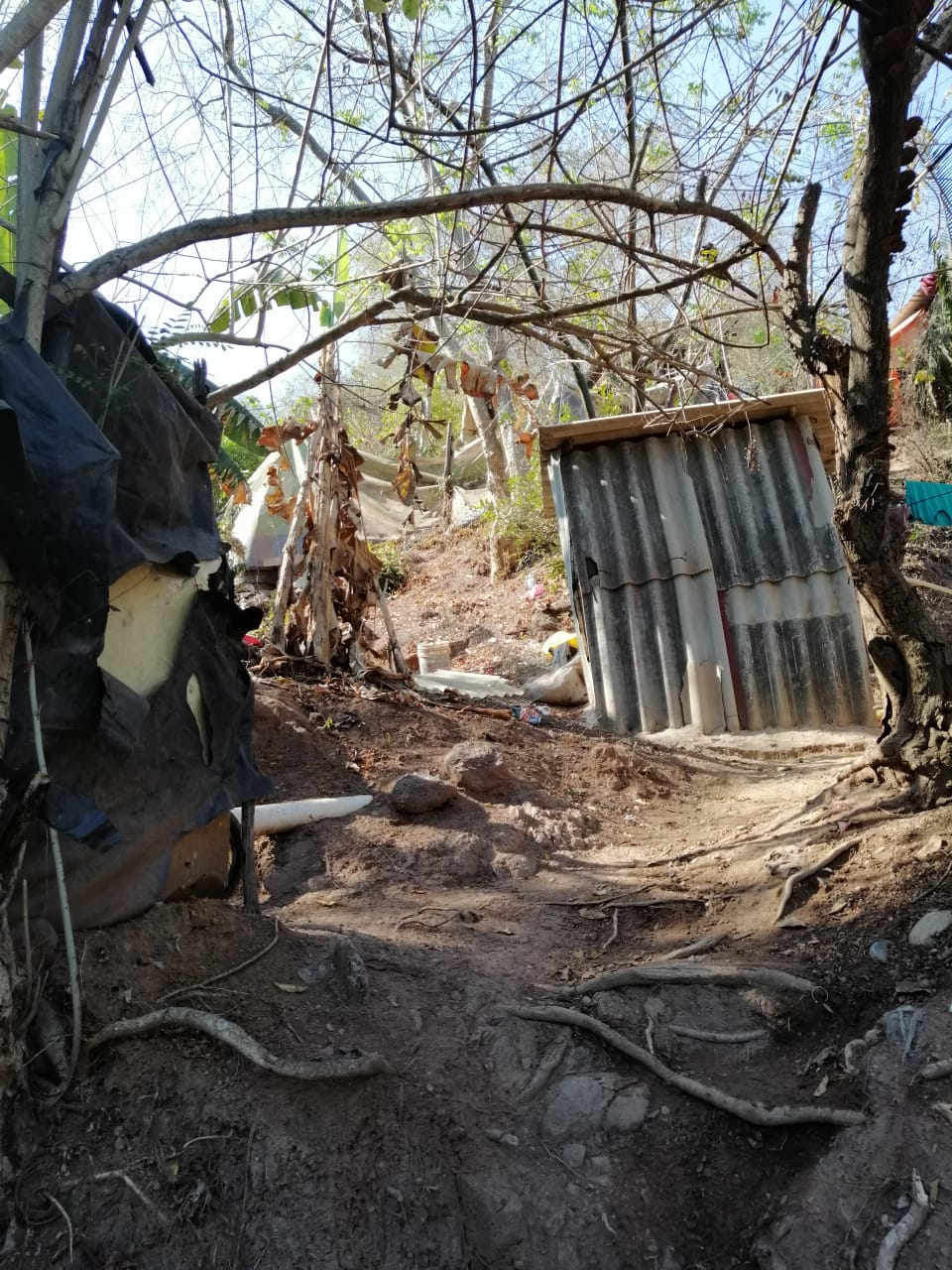 04y05Bahía (1) JUNTO A LAS PEÑAS…Resignadas 100 familias a vivir en panorámica zozobra