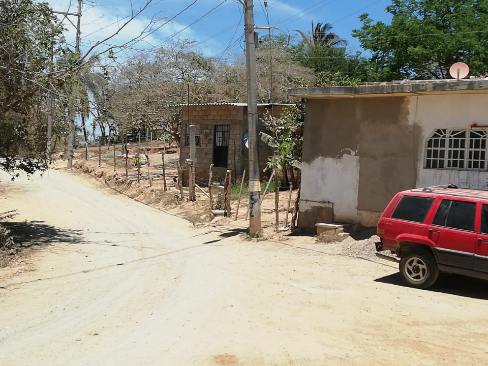 04y05Bahía (12) Denuncian pestilencia por heces en la calle