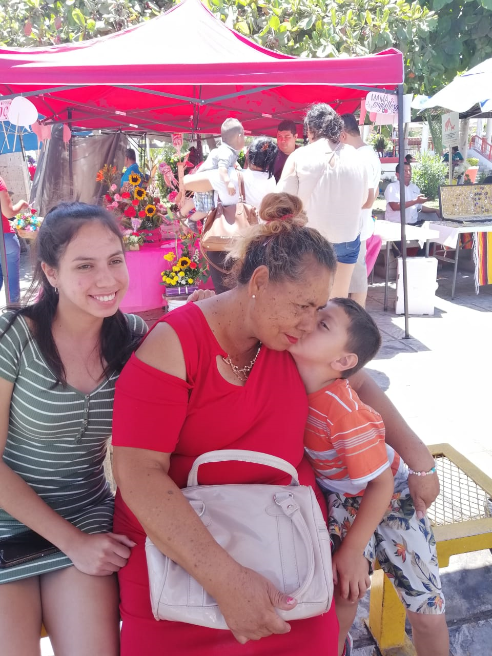 04y05Bahía (2) Las madres felices en su día, pero se quejan por abusos en los pecios