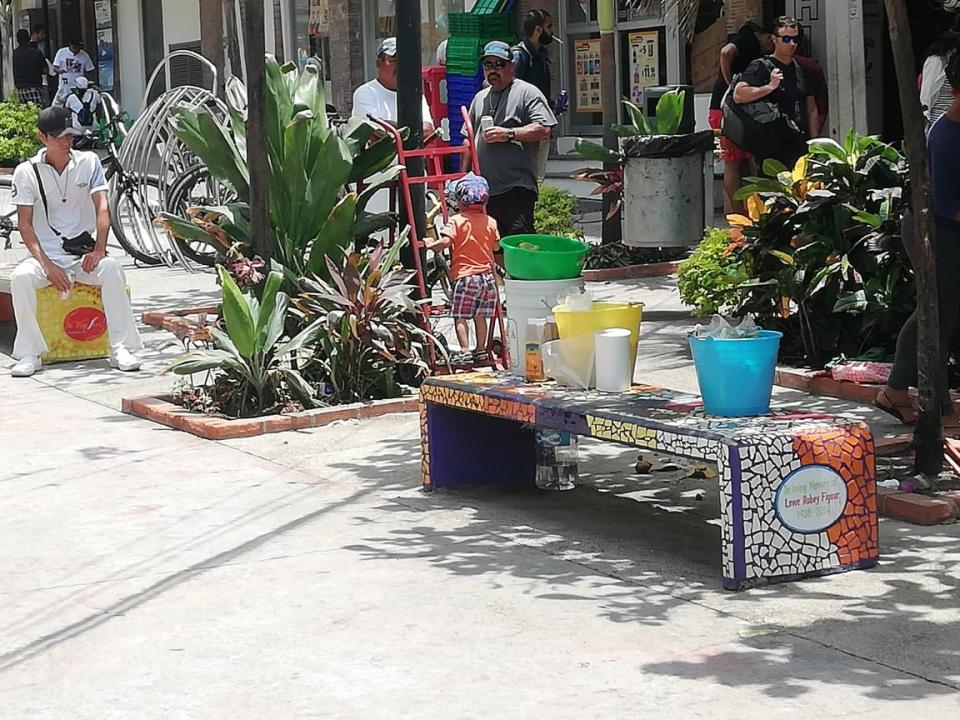 04y05Bahía (3) Denuncian a vendedores sin permiso en Olas Altas