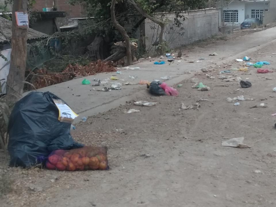 06Bahía (1) Molestos vecinos por la basura en la colonia Santa María