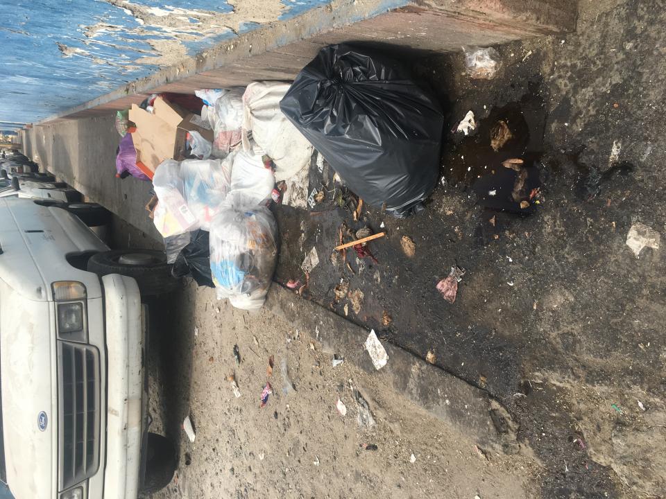 06Bahía (6) Basura acumulada en alcantarillas y banquetas rotas