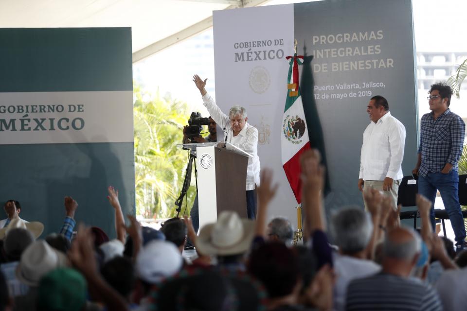 Entrega de Programas de Bienestar en Puerto Vallarta Obras en autopista Jala-PV van según lo programado: Carso