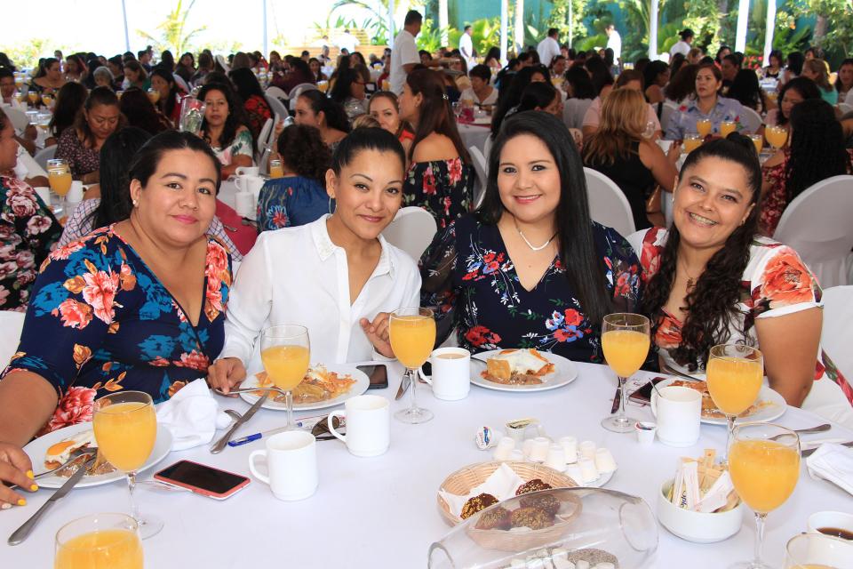 08Bahía (1) Reconoce alcalde a las mamás trabajadoras del Ayuntamiento