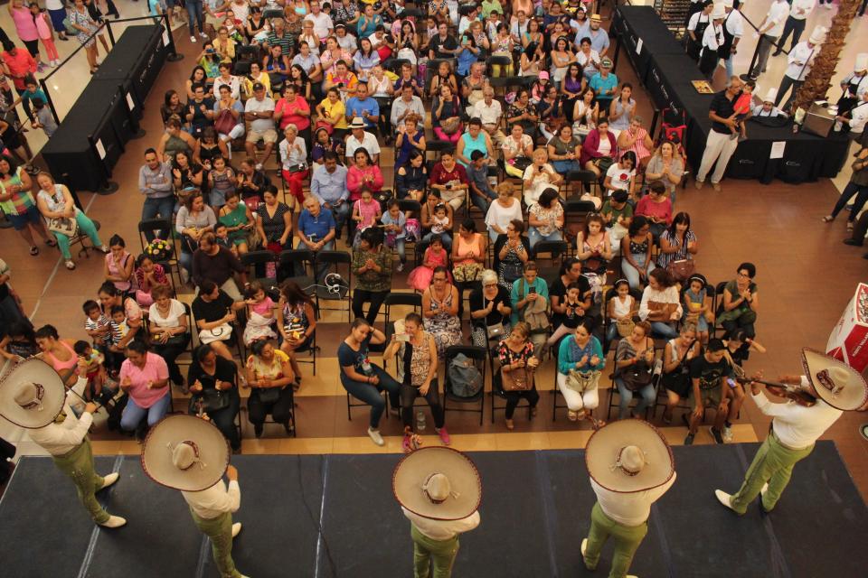 09Bahía (1) Galerías celebra en grande a las mamás vallartenses