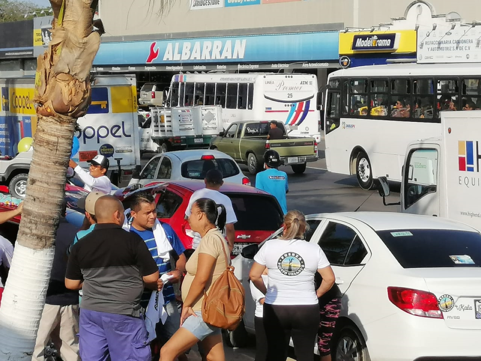 09Bahía (3) Choferes de Uber realizan caravana, limpian playa y regalan juguetes