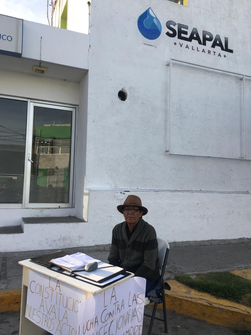 10y11Bahía (1) Inicia huelga de hambre por altos costos del agua