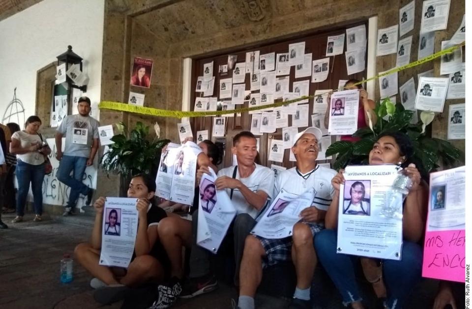 10y11Bahía (1) Protestan por desaparecidos en Casa Jalisco; rompen puerta
