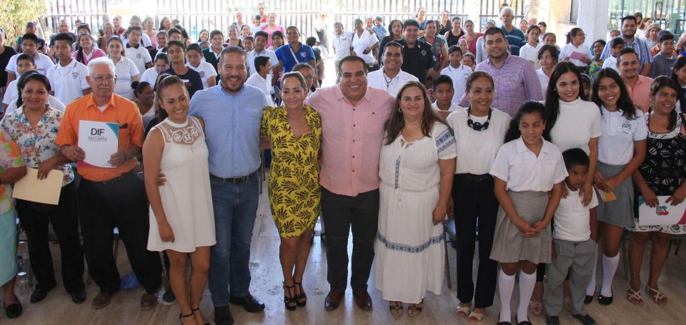 10y11Bahía (14) El DIF, padrinos y Alas de Águila entregaron becas a 97 Niños