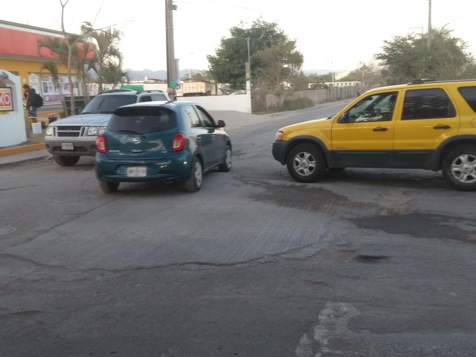 10y11Bahía (2) Reportan baches en la colonia Floresta