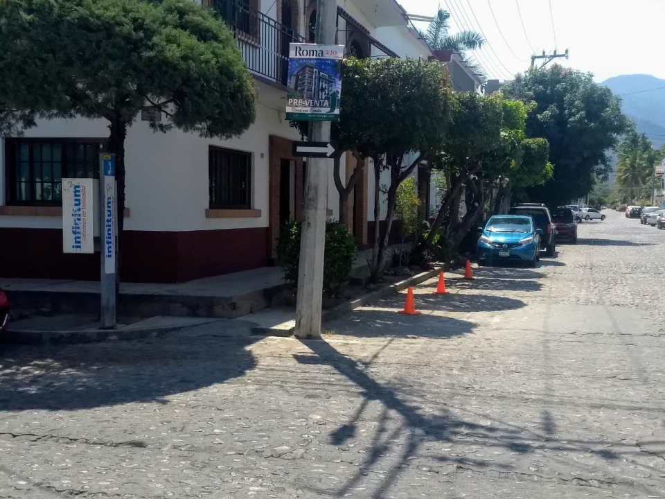 10y11bahia (5) Resalta Los Tules-Díaz Ordaz por bloquear las aceras en las calles
