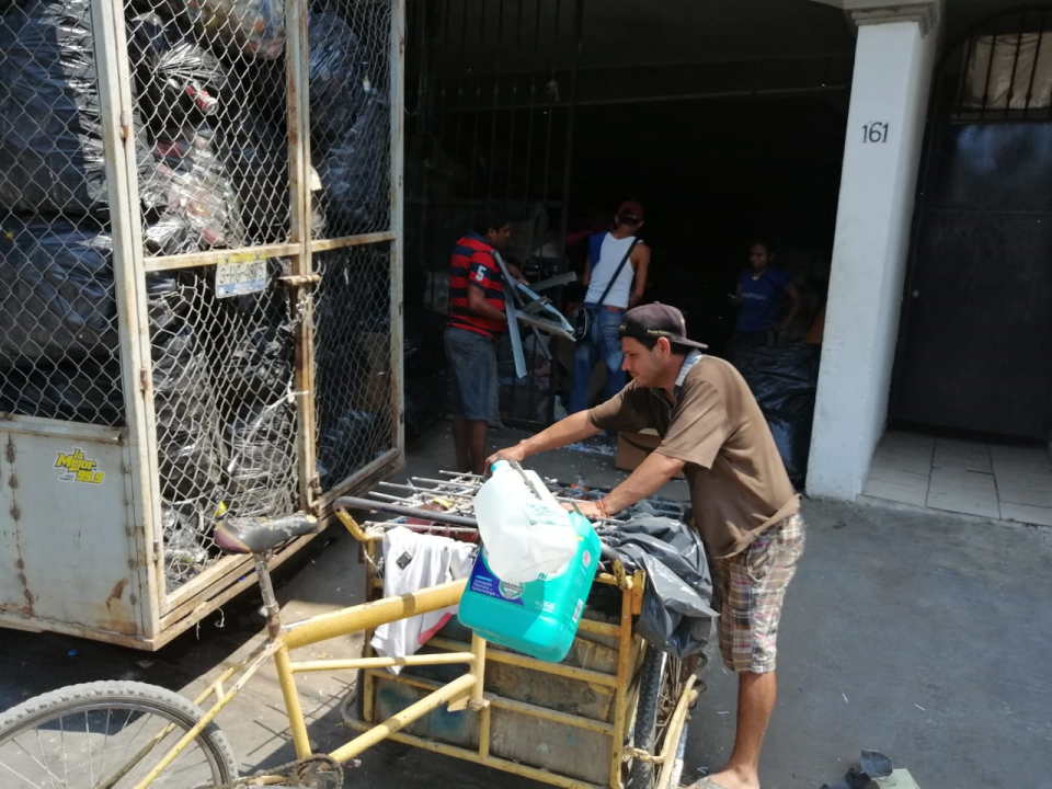 12Bahía (1) Hasta los de Aseo Público llevan material para vender a recicladora