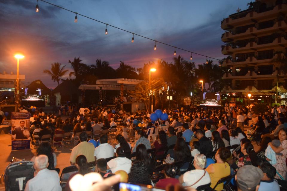 12y13Bahía (11) En el marco de 50 aniversario …Más de dos mil vallartenses homenajean a Naasón Joaquín García