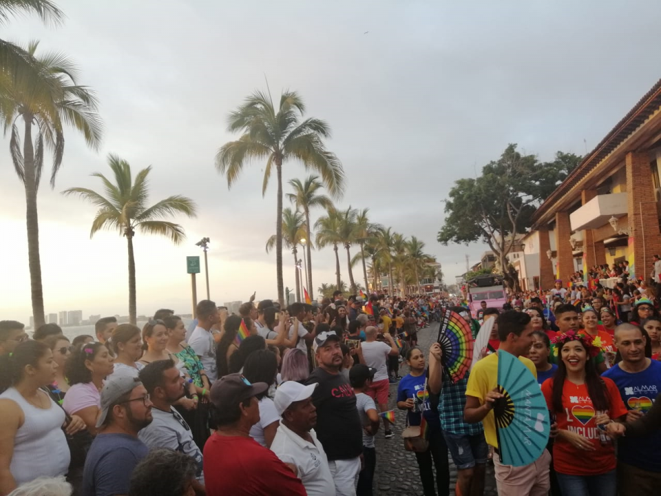 12y13Bahía (15) Colorido y gran ambiente en el desfile del orgullo gay