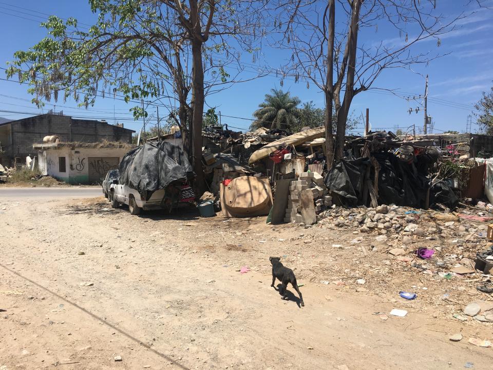12y13Bahía (2) Revisará PC a acumuladores de plástico en El Progreso
