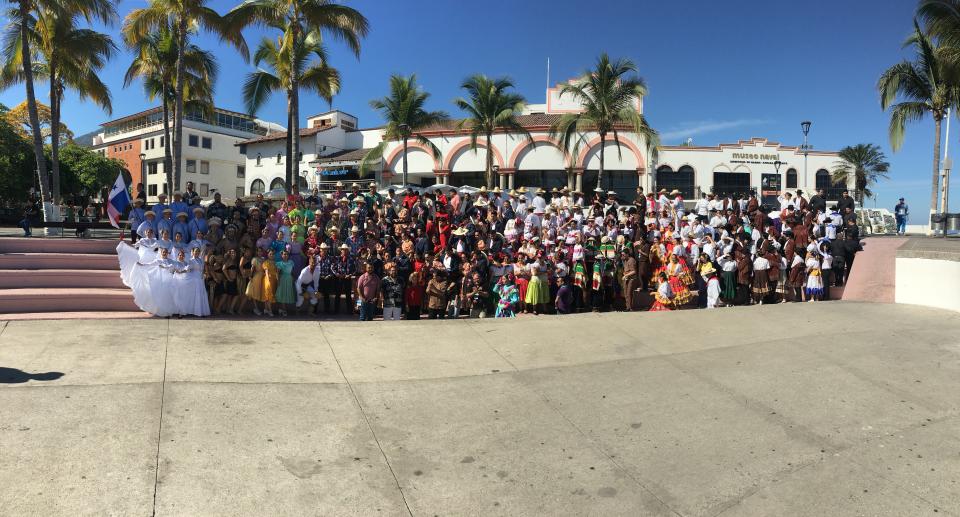 12y13Bahía (6) Se Toman Foto de Recuerdo Tertulia Folclórica