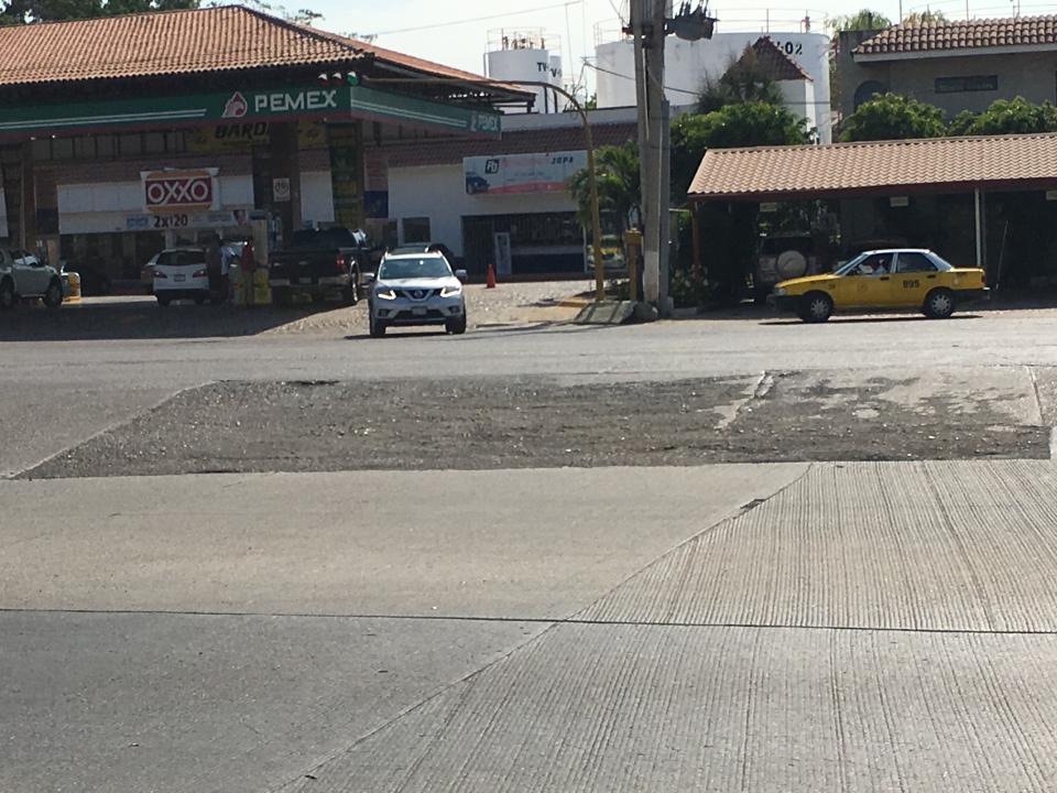 12y13Bahía (6) Se hunde el pavimento frente a Marina Vallarta