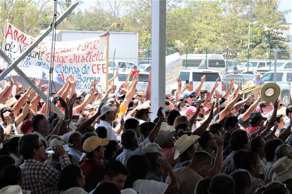 14y15Bahía (5) Entre rechiflas reciben al gobernador nayarita