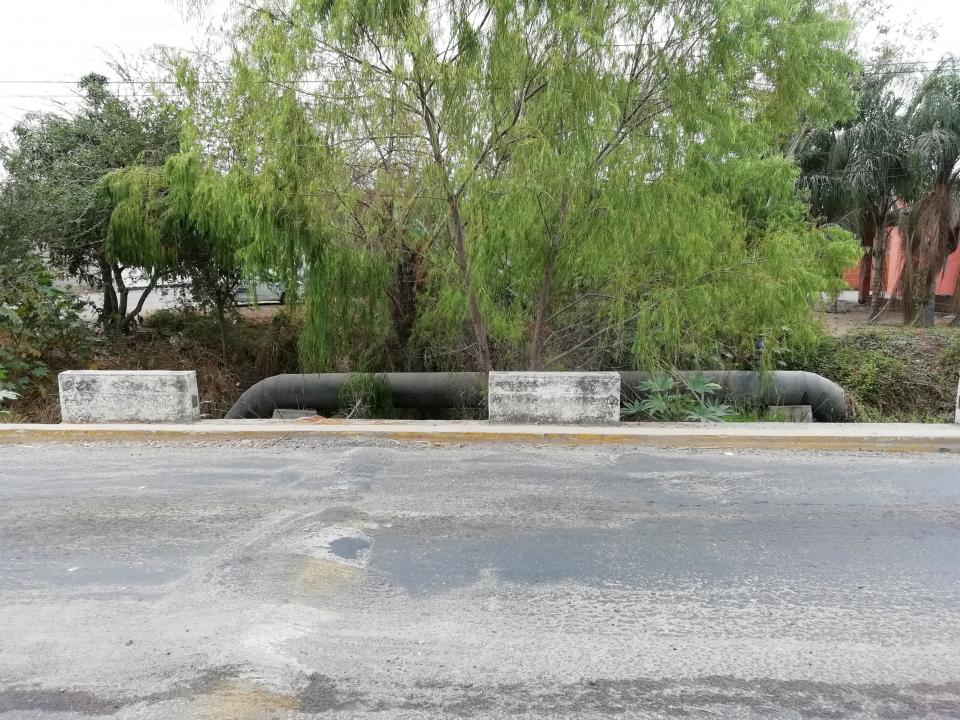 dav Comerciantes usan de basurero un canal en San Clemente de Lima
