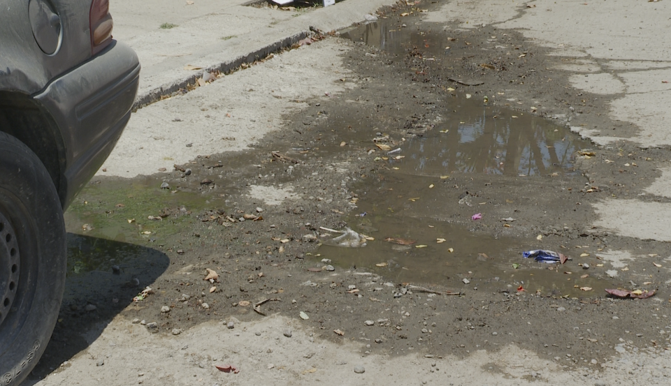 14y15bahia (5) Siguen tirando agua y deteriorando calles en La Misión