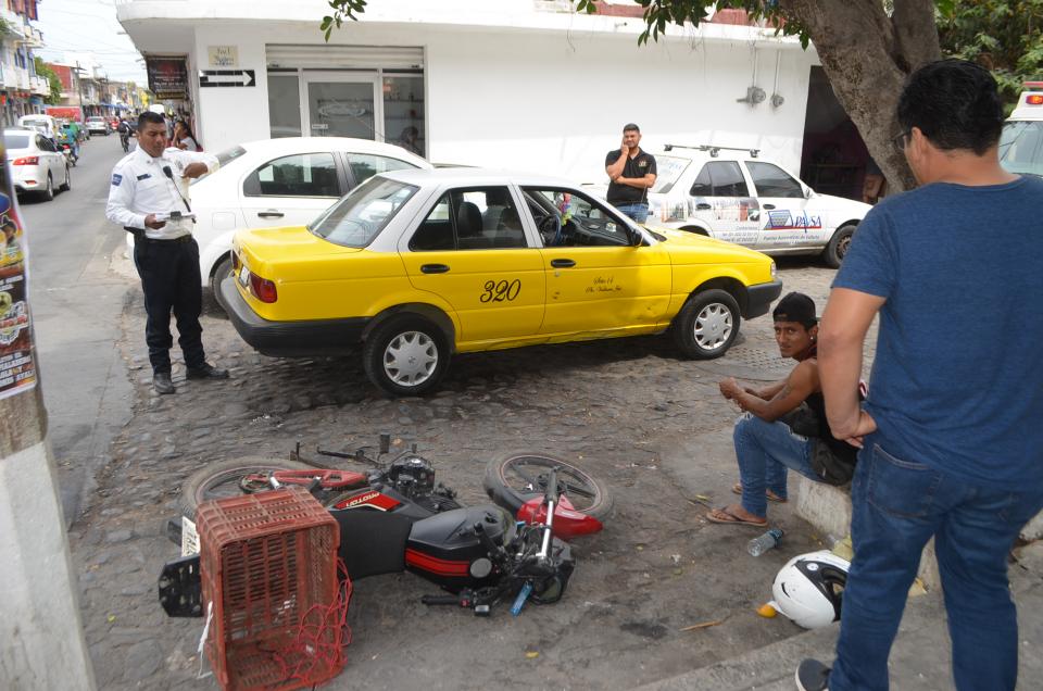 30y31Sucesos (4) Motociclista se salva de milagro; taxista aplastó moto
