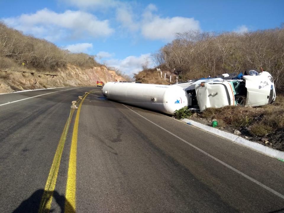 30y31Sucesos (4) Pipa de gas se volcó cerca de José María Morelos
