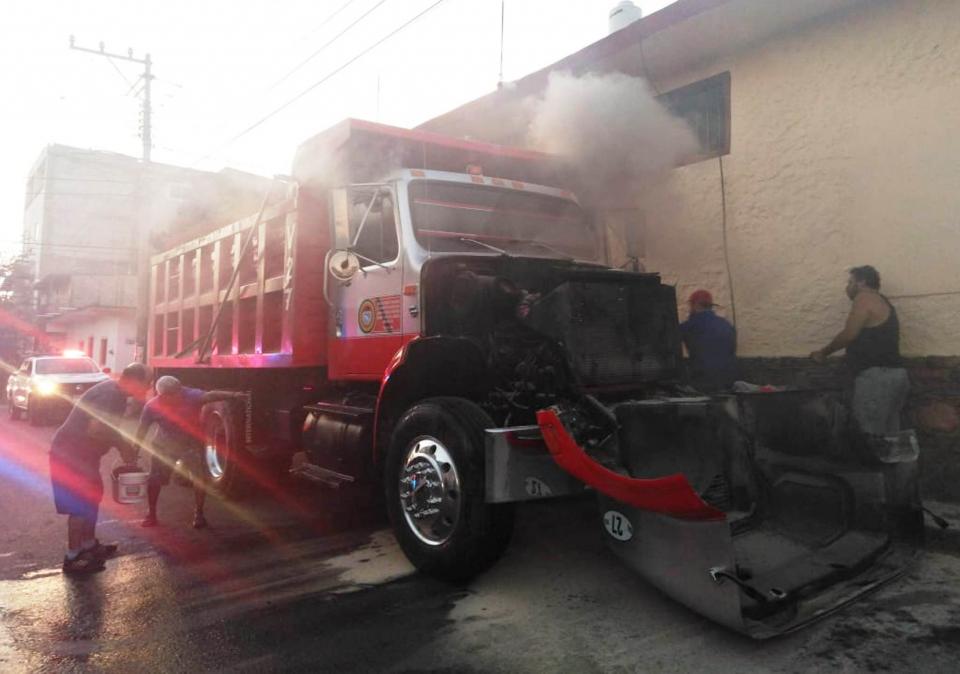 30y31Sucesos (7) Se incendia camión de volteo en El Pitillal