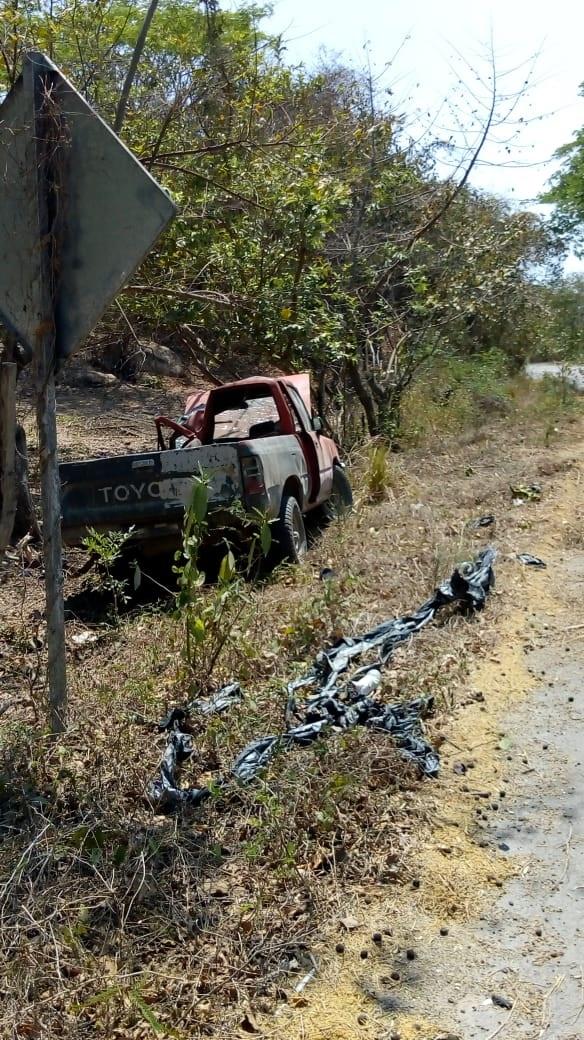 30y31Sucesos (7) Localizan camioneta volcada; más tarde fue reportada como robada