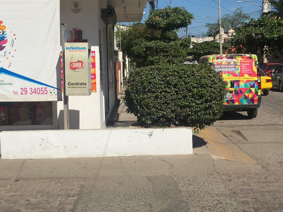 Alberto nota C propietario de una finca (2) Privatiza banqueta con una barda y jardinera