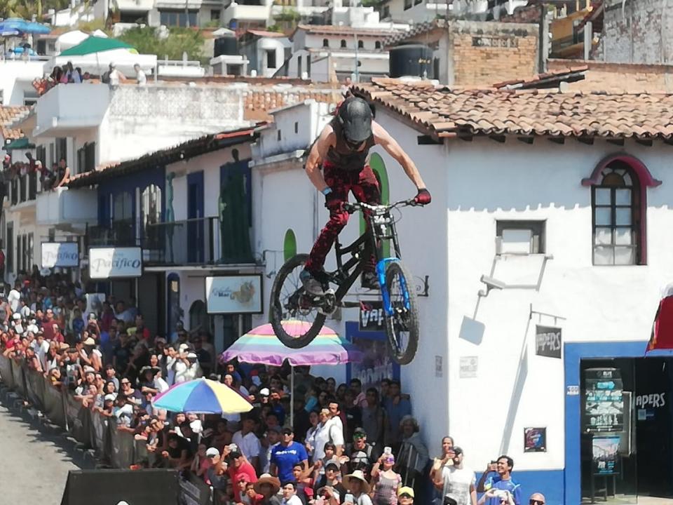 BRENDA 19 NOTA A (25) Disfrutaron turistas y locales del Down Puerto Vallarta 2019